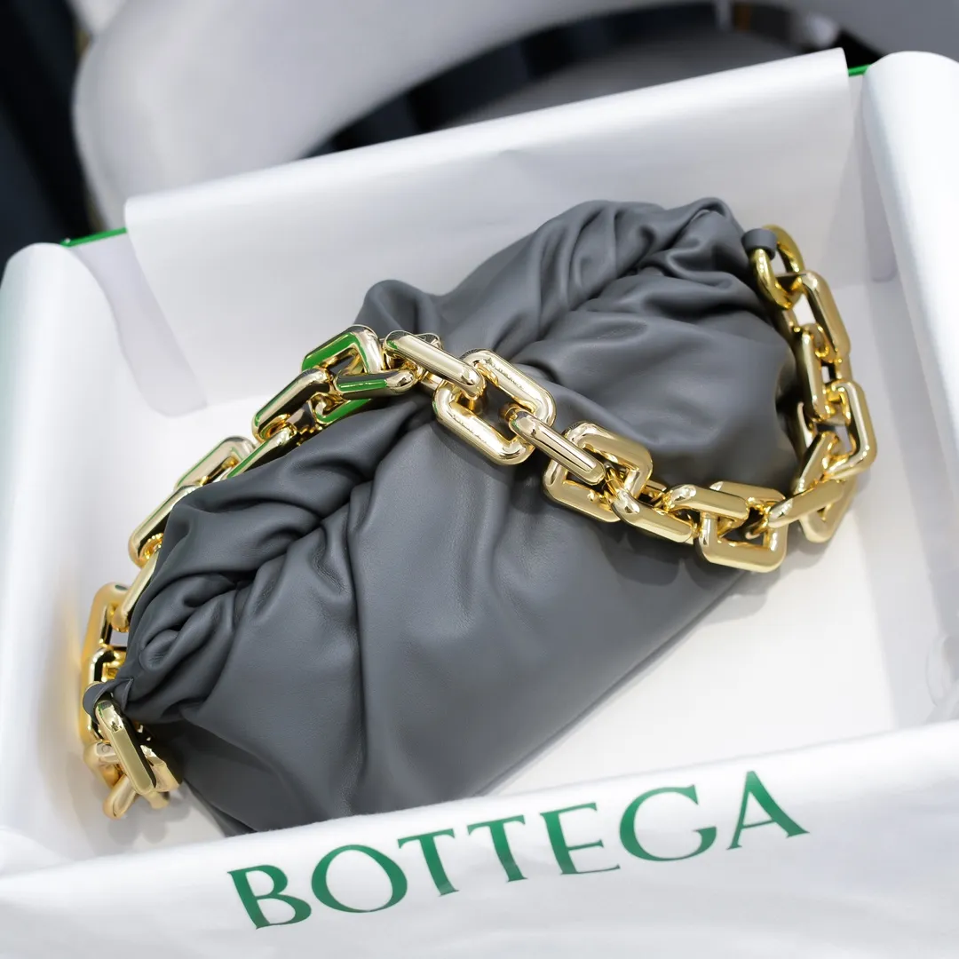 2020 new products will continue to upgrade the cloud bag to the вoттega veneтa chain cloud bag. It is still developed with imported original leather as standard. This hardware chain needs to be light on the upper body and can only be made of all-steel material. It is made of hollowed metal. You don’t have to worry about its weight. Major celebrity fashion bloggers have used it to attend fashion shows. Who can resist the charm of this large gold chain [smile] Style number: 6708# Size: 30*16*12